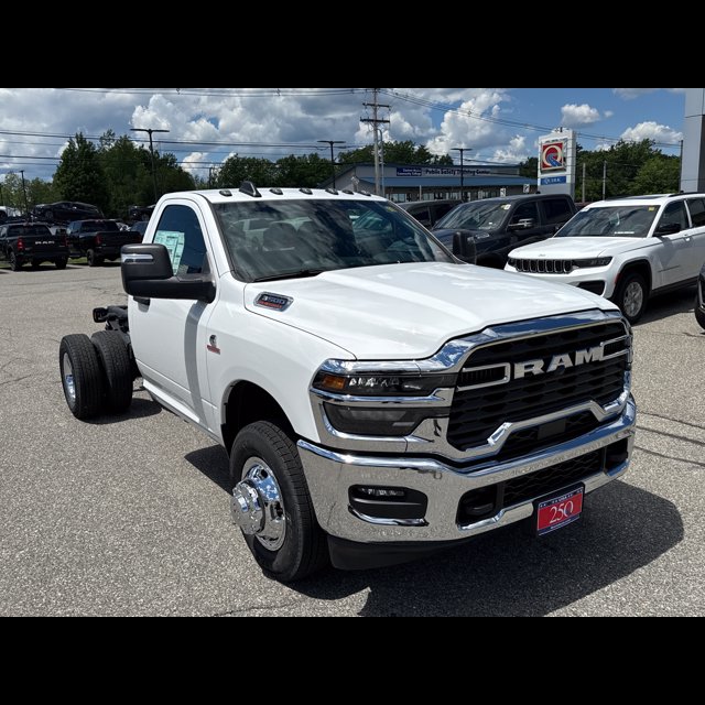 2026 Ram 3500 Chassis Cab Tradesman thumbnail 6