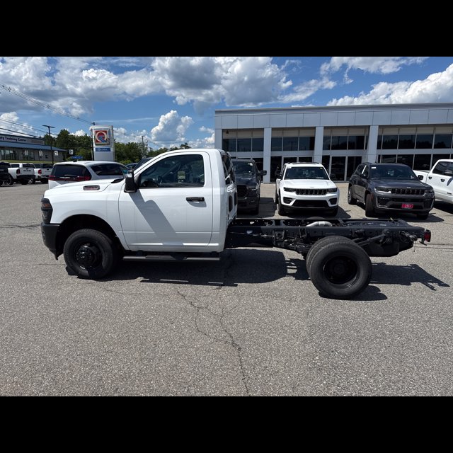 2026 Ram 3500 Chassis Cab Tradesman thumbnail 4