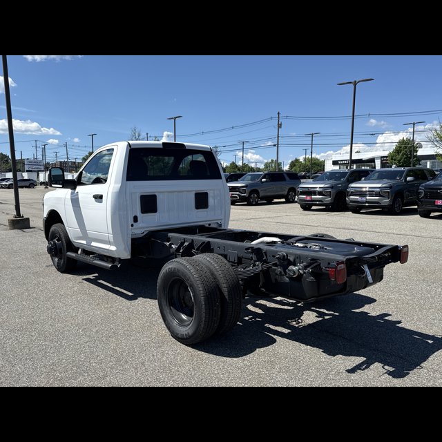 2026 Ram 3500 Chassis Cab Tradesman thumbnail 4