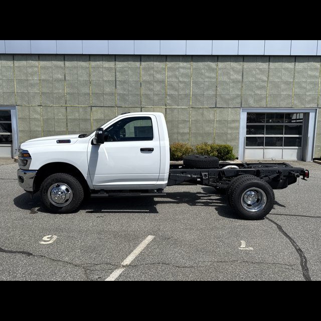 2026 Ram 3500 Chassis Cab Tradesman thumbnail 2
