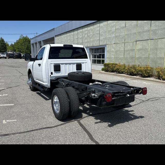 2026 Ram 3500 Chassis Cab Tradesman thumbnail 3