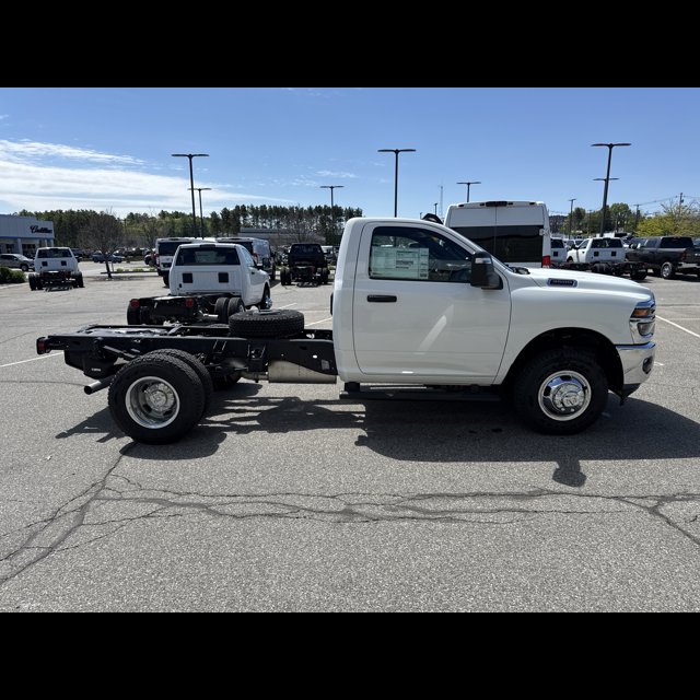2026 Ram 3500 Chassis Cab Tradesman thumbnail 6