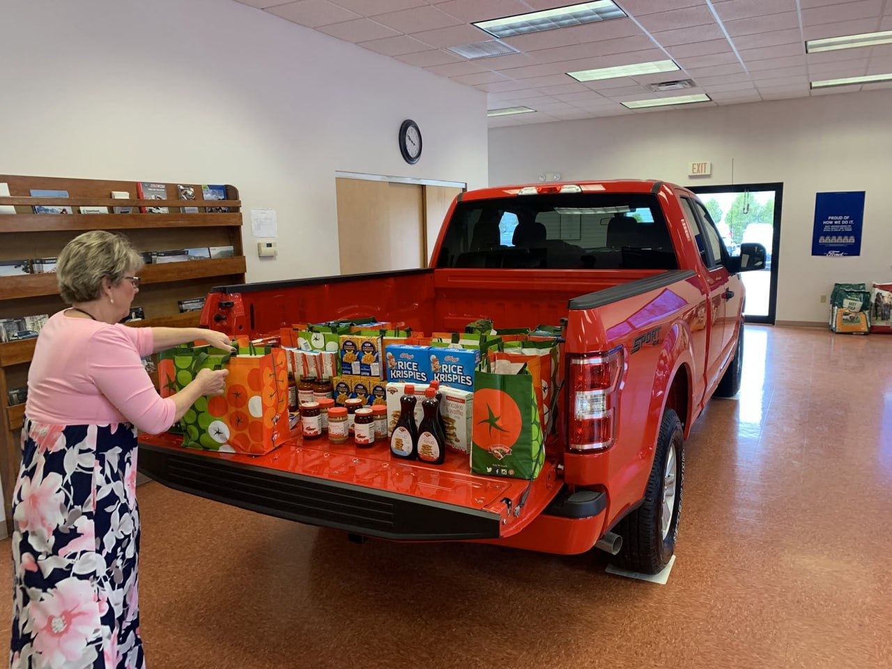 Volunteer loading groceries into a truck for the VFW Food Pantry